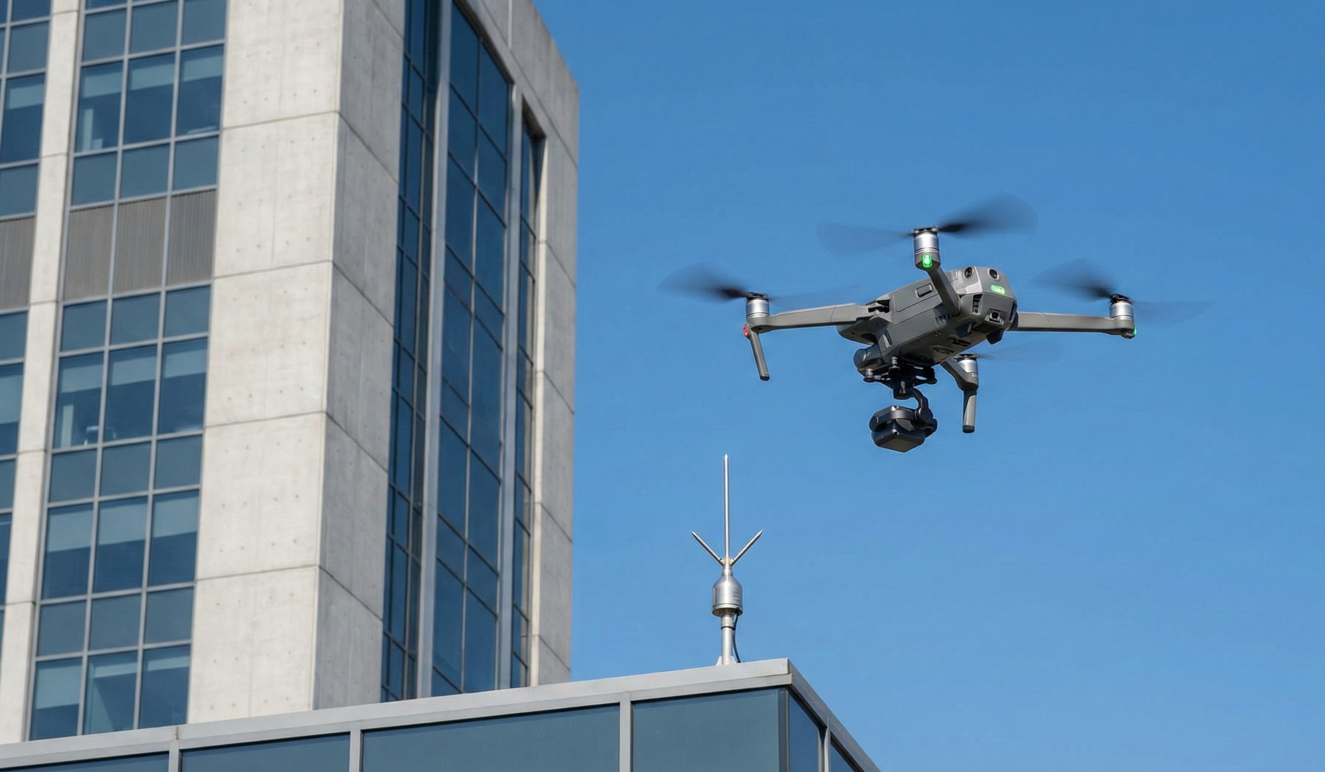 Drone realizando inspeção de SPDA em telhado